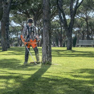 Mann mit Rasentrimmer